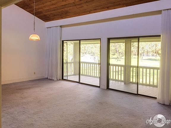 4th image of 3318 Camelot Dr