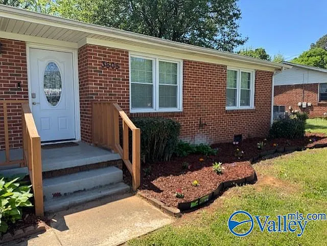 3 bed, 2.0 bath, 1376 sqft, $1,700 — Photo 4