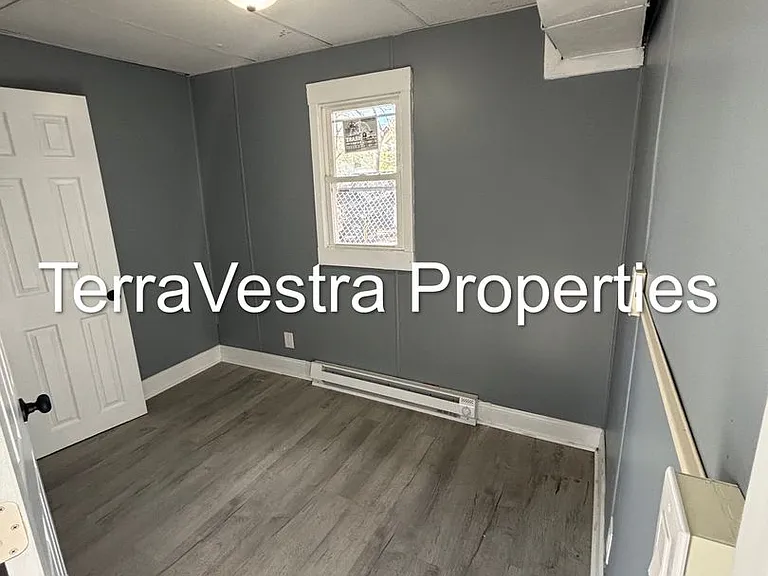 279 N Laurel St — Photo 3