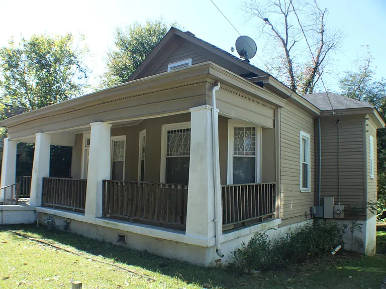 1073 Hillyer Ave — Photo 2