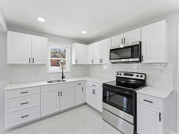 3rd image of 21 Wrona St