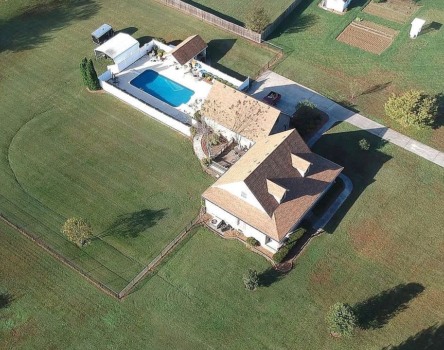 2nd image of 84 Mushroom Valley Rd