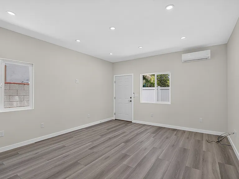 1911 N Manning St — Photo 8