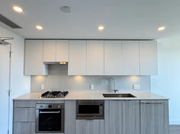 901 Lougheed Hwy, Coquitlam, BC