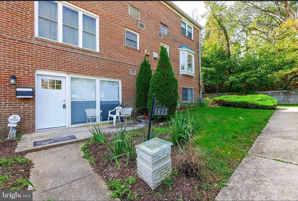 3 bed, 1.5 bath, 1128 sqft, $2,200 — Photo 2