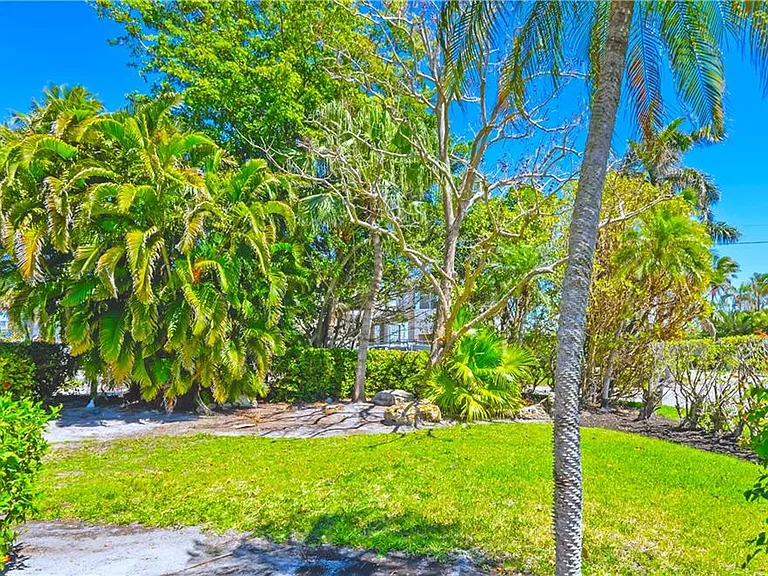 2125 Marina Dr — Photo 32