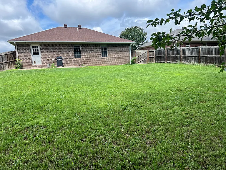 1660 Arden Ln — Photo 10
