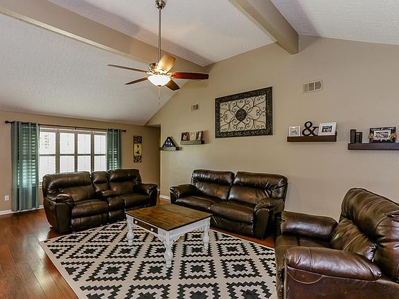 4th image of 2023 Victoria Garden Dr