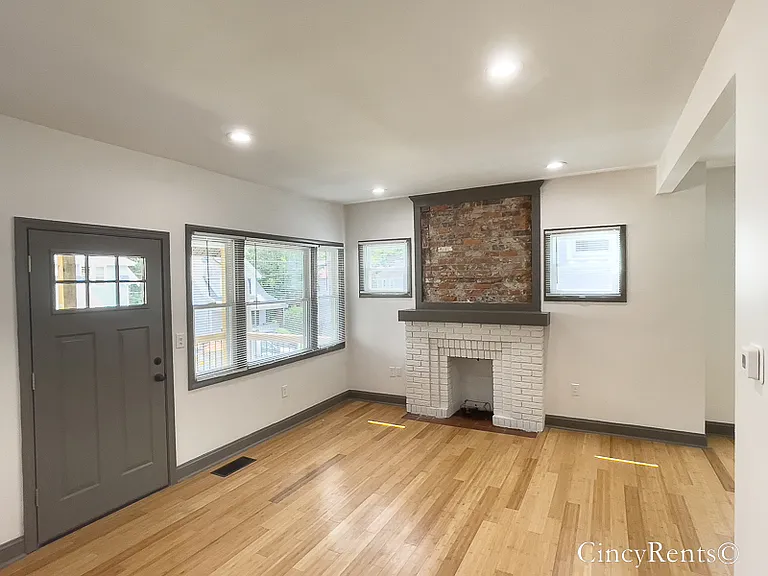 3335 Hewitt Crescent St — Photo 3