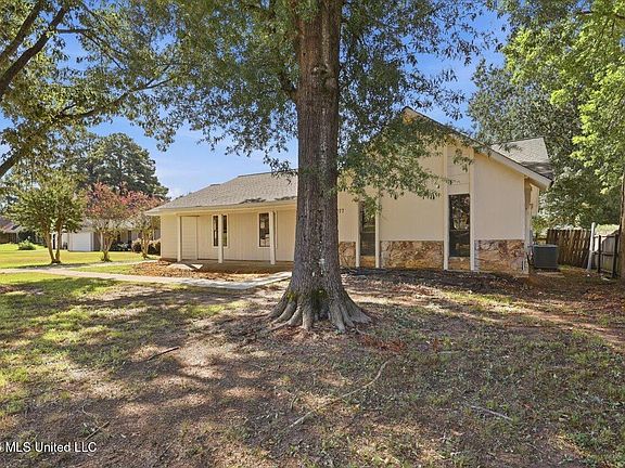 2nd image of 2077 Lakeshore Dr