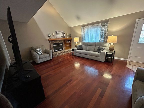 5th image of 827 Abbey Ln