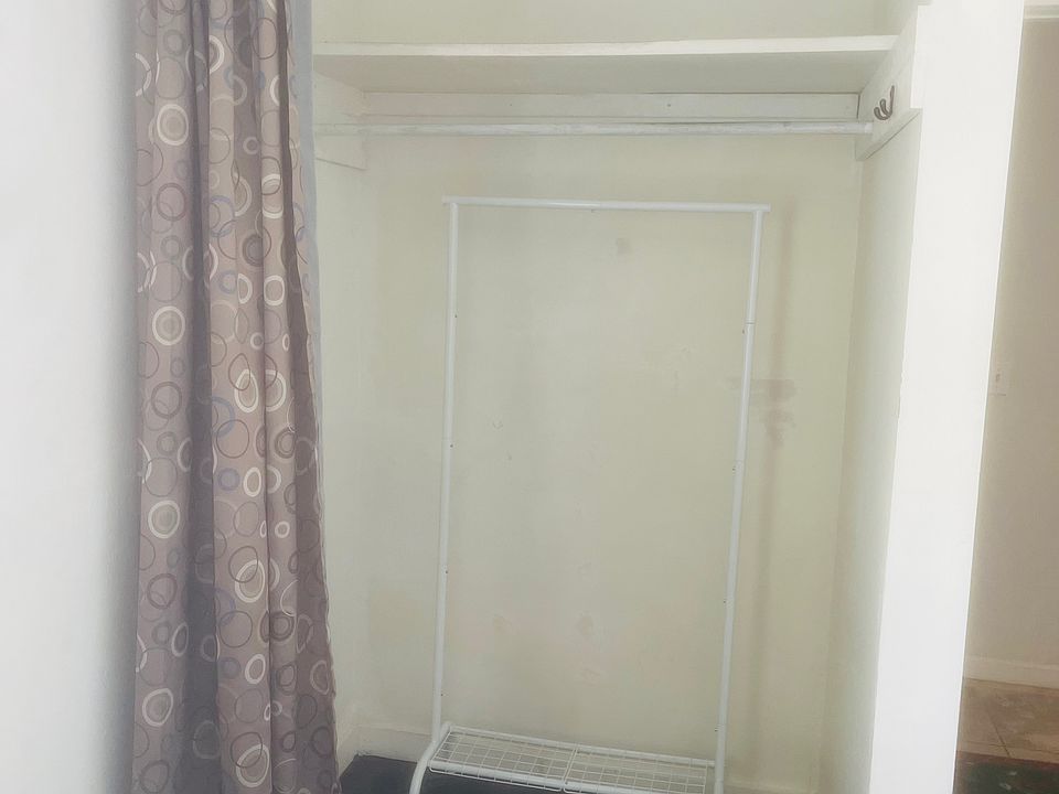 2nd image of 160 S Oak Ave