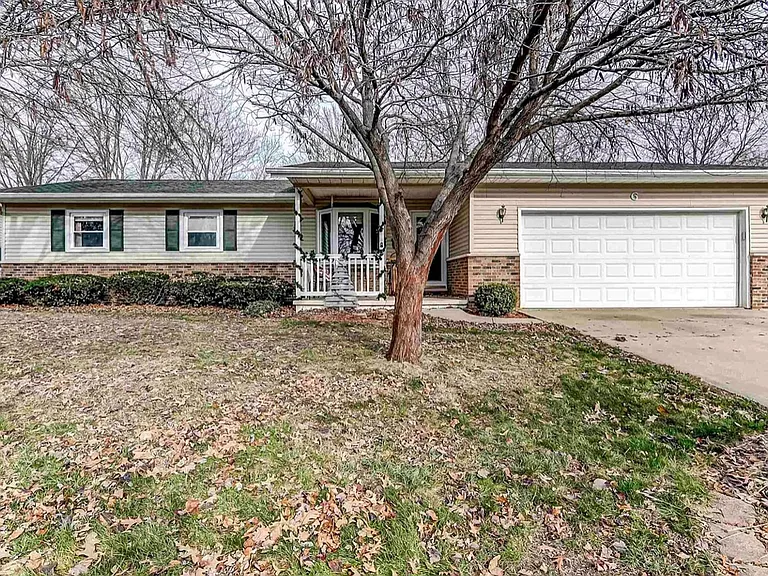 6 Lancelot Dr — Photo 1