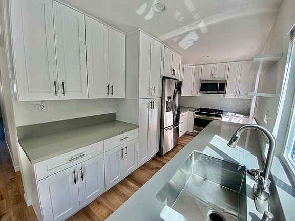 3rd image of 527 Turfwood Ln