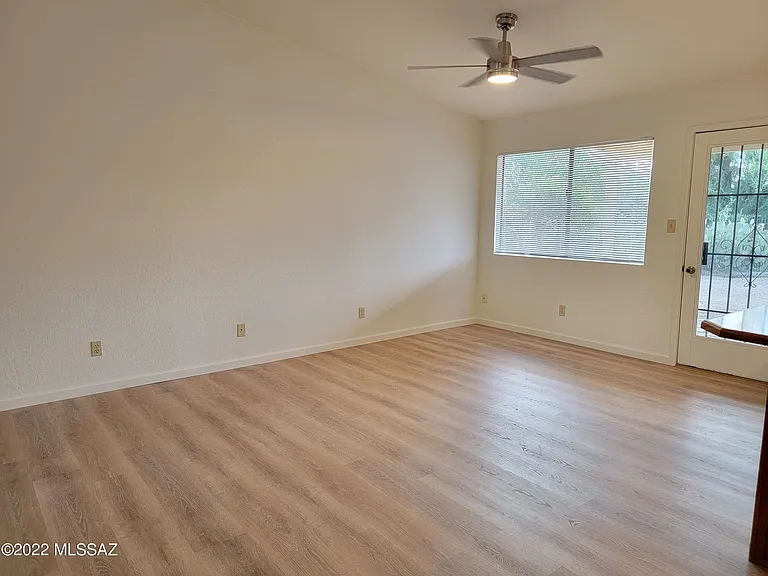 9689 N Donegal Pl — Photo 3