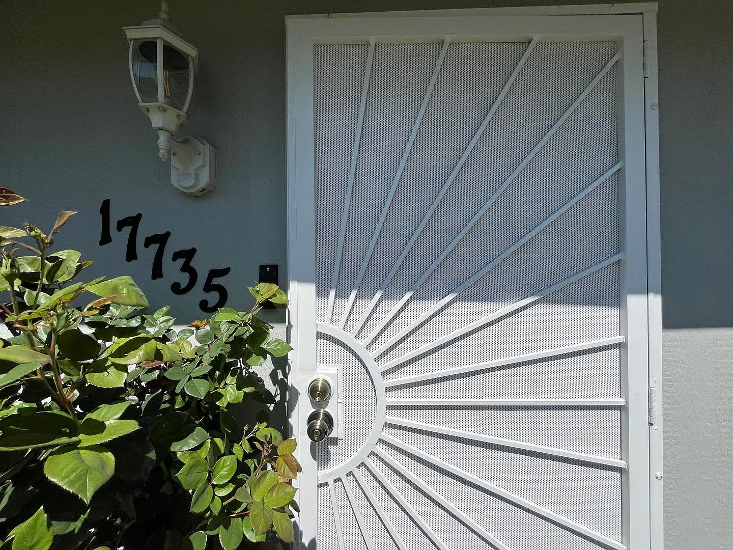 Delightful 2 bed 1 bath home in Beaverton! Spacious, Large private yard! Washer/Dryer included! — Photo 3