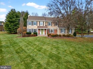 5 Spring Hollow Dr, Hopewell, NJ 08525