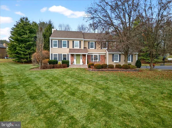 5 Spring Hollow Dr, Hopewell, NJ 08525