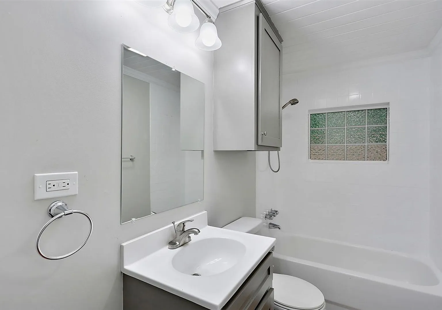 Cozy 2BR/1BA Home for Rent in Highly Sought-After Brandon School District - Perfect for Small Fam... — Photo 3