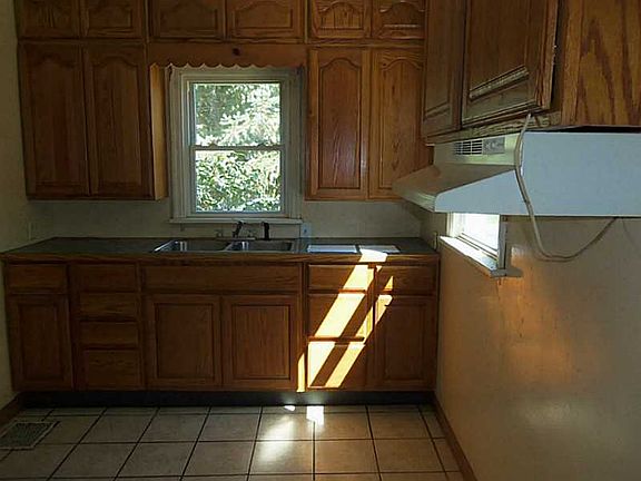 5th image of 218 Talbot Ave