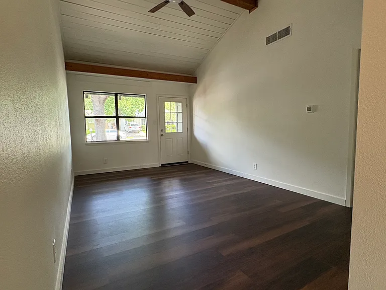 107 E Longspur Blvd — Photo 6