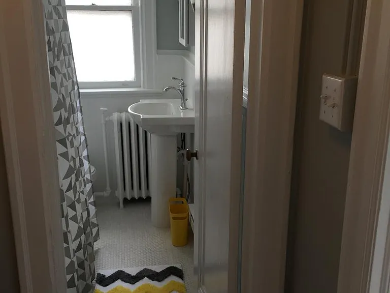 Bathroom with shower/tub