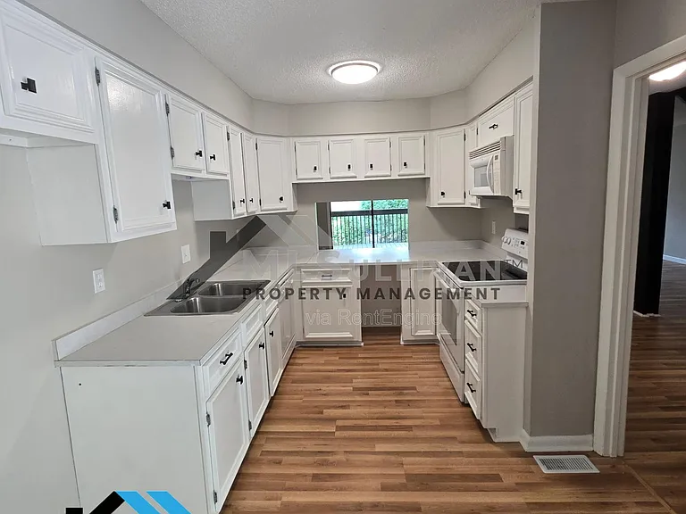 4100 Five Oaks Dr #21 — Photo 6