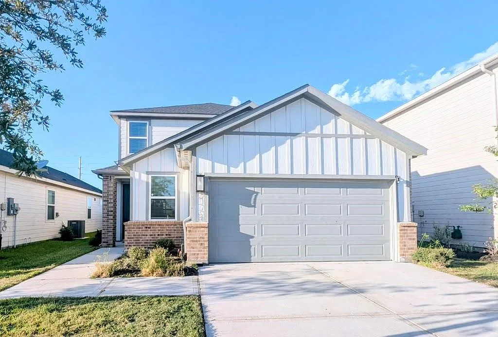 4 bed, 2.5 bath, 2041 sqft, $2,700 — Photo 1