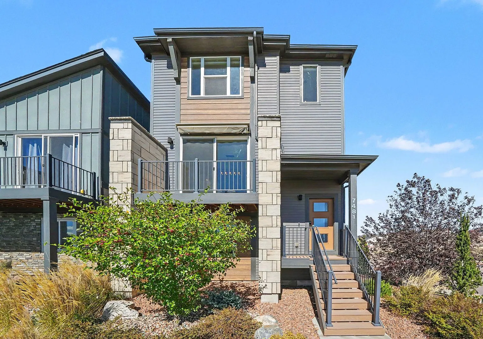 Modern Hannah Ridge Home with Three Private Bedroom Suites Attached Garage — Photo 1