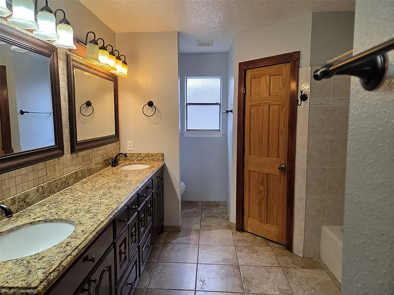 15415 Beechnut St — Photo 17