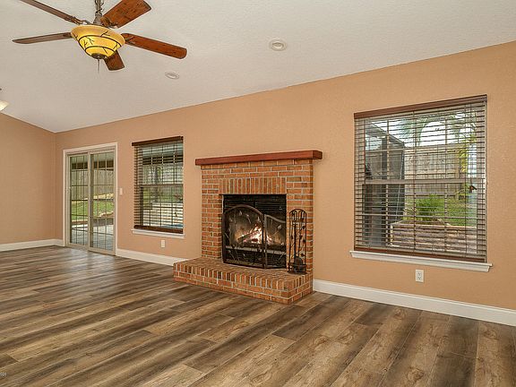 4th image of 832 Trailwood Ave