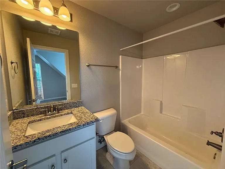 2359 W Houston St — Photo 10