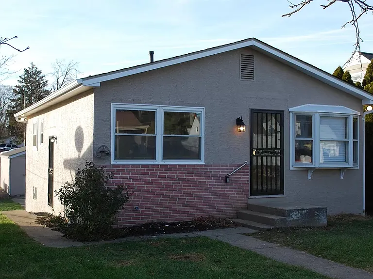 2669 Thorndale Ave — Photo 2