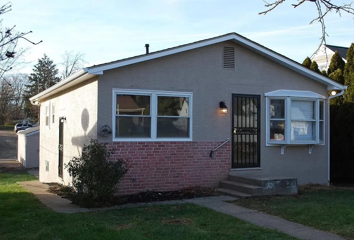 Building Photo - 2669 Thorndale Ave