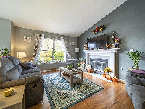 3rd image of 2433 Carlsbad Cir