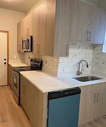 2nd image of 1547 W Augusta Blvd #Gdn