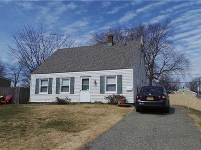 131 Old Oak Ln, Levittown, NY, 11756
