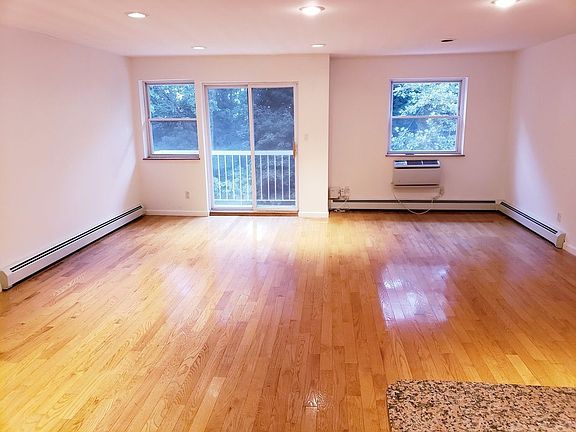 5th image of 7626 Grand Central Pkwy APT 3