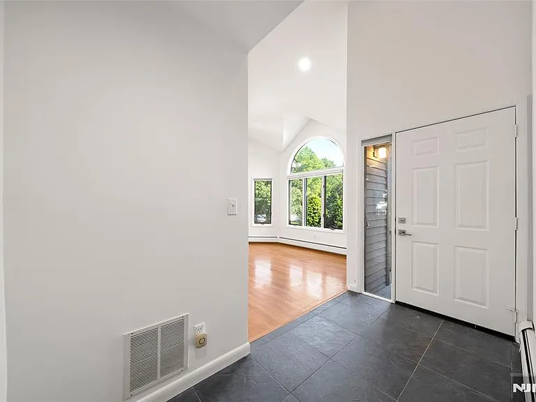 408 Dogwood Ct — Photo 4