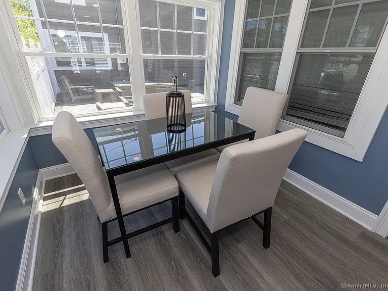 55 Swan Ave — Photo 4