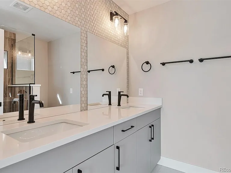 1453 Irving St — Photo 15
