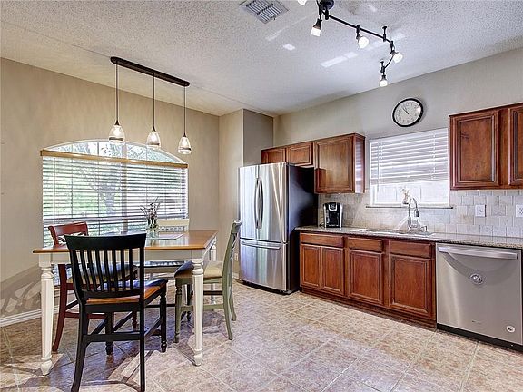 5th image of 8281 Edge Water Dr