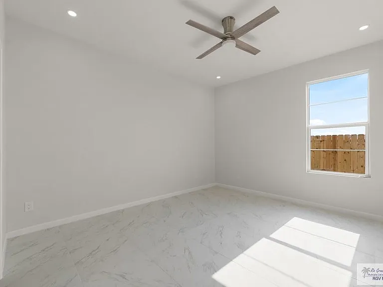 6941 Diamond Cove Dr — Photo 19