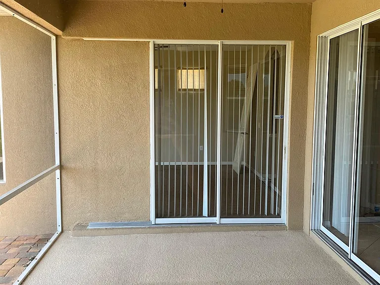5723 Lexington Dr — Photo 10