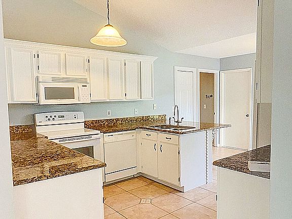 tons of counter space with granite in Kitchen_08122019
