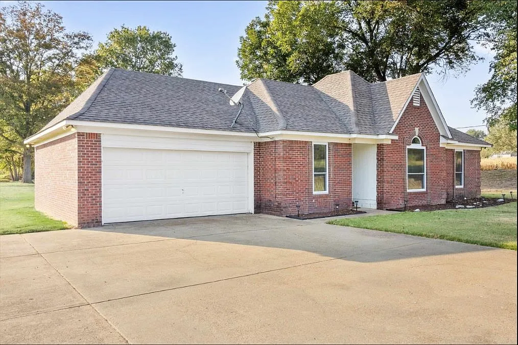 3 bed, 2.0 bath, $1,384 — Photo 2