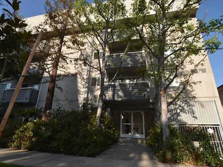 Clark Apartments...Gorgeous 2 Story Penthouse...Full Amenities...CALL NOW! — Photo 10