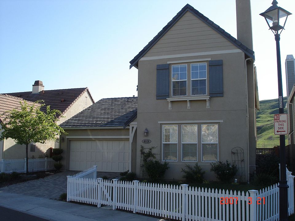 Front w/picket fence