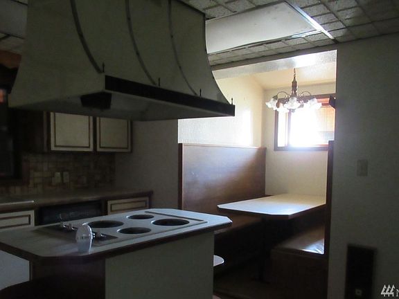 3rd image of 1019 Camas St