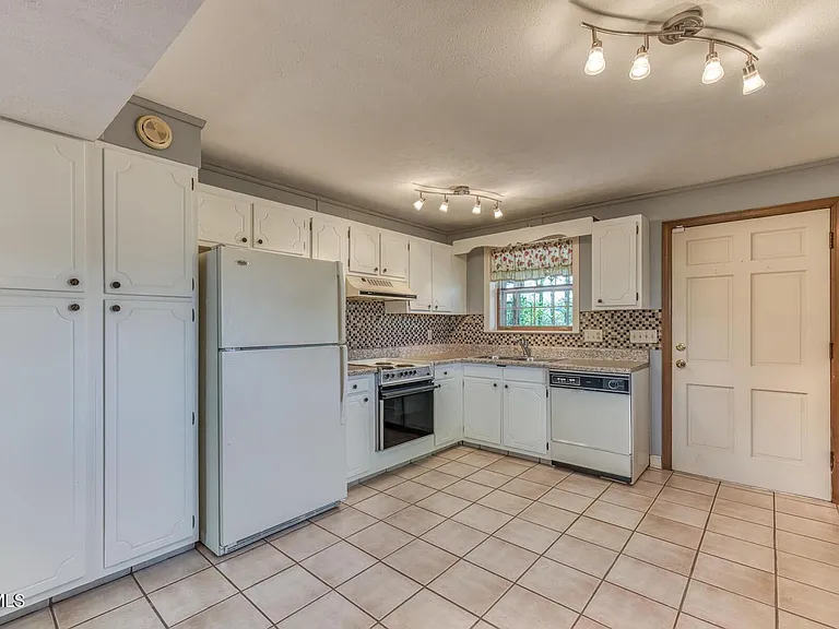 908 Meadow Ln — Photo 28